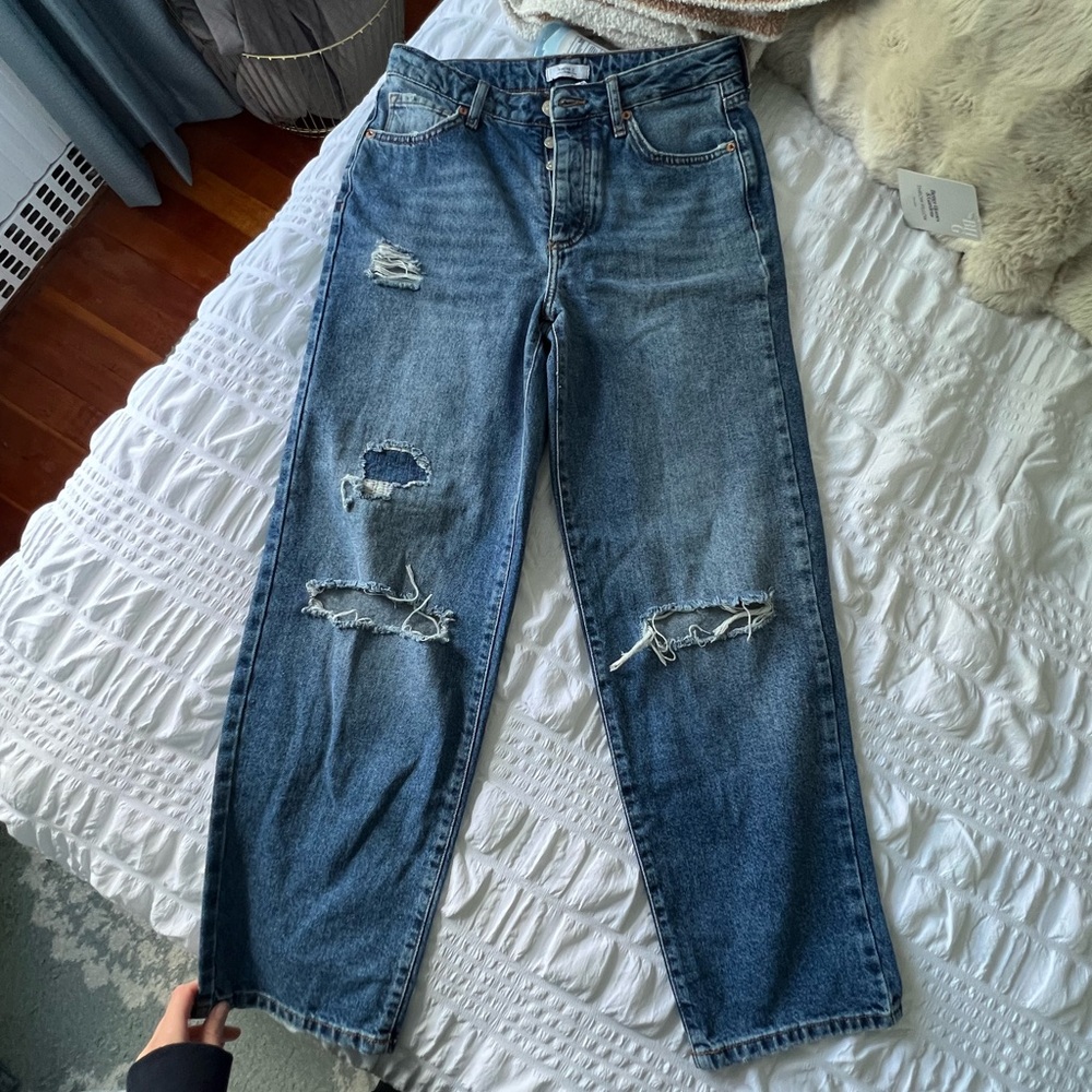 Forever 21 ripped knee jeans - Picture 3 of 3